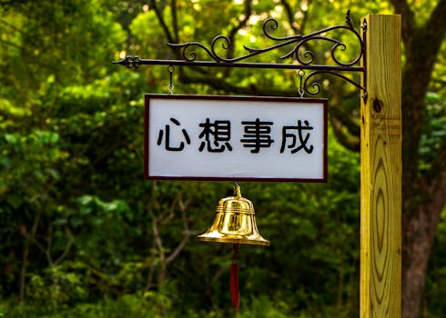 AI智能体热潮涌现，中小企业迎来显著机遇；“养龙虾”现象引发广泛讨论。