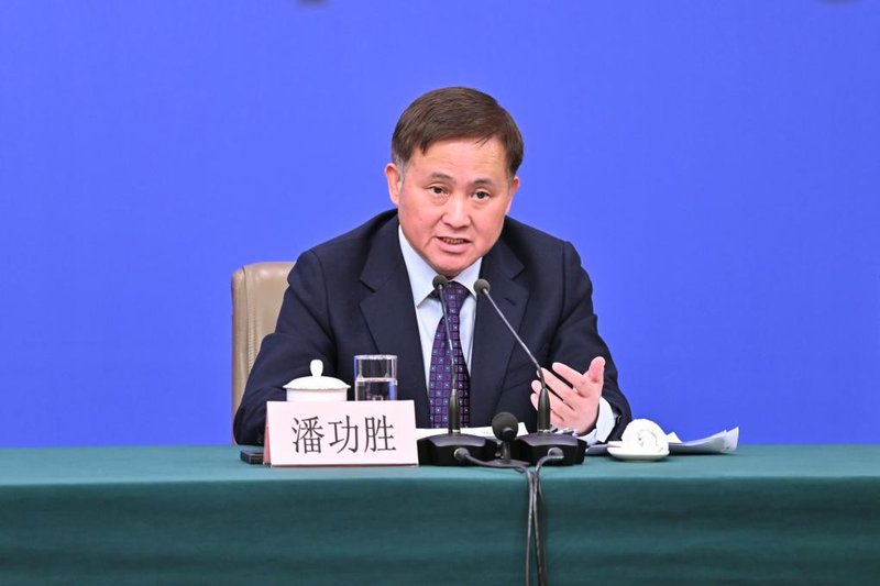 央行行长潘功胜两会发声，货币政策保持适度宽松；降准降息工具灵活运用，汇率立场坚定清晰。