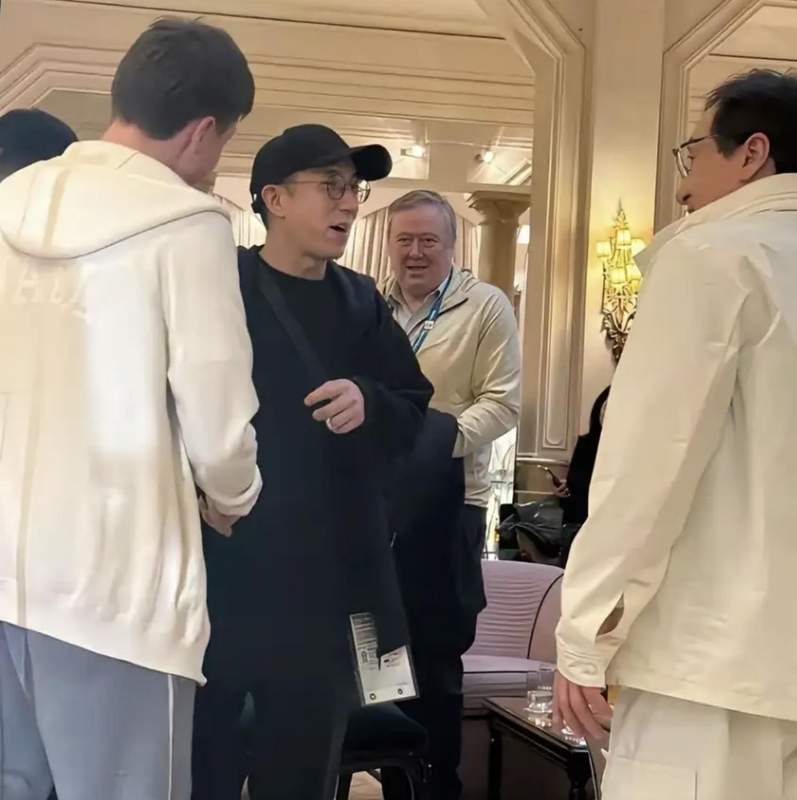 从苏东坡祠同框事件，拆解明星家庭的公众形象管理逻辑 娱乐新闻