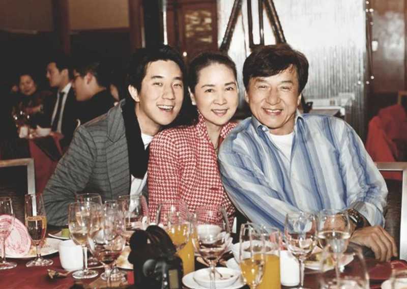  从苏东坡祠同框事件，拆解明星家庭的公众形象管理逻辑 娱乐新闻